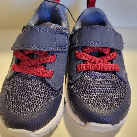 Toddler boys Cat and Jack sneakers size 6 - Picture 3 of 5